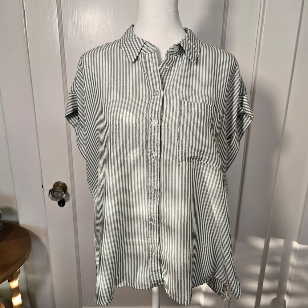 Drapey green and white button up short sleeve blouse size M
